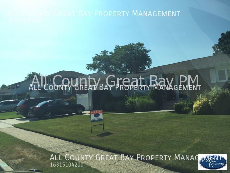 38 Summit St in Hicksville, NY - Building Photo