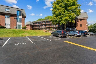 Cedar Glen in Norwich, CT - Foto de edificio - Building Photo