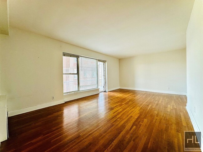 720 Pelham Rd in New Rochelle, NY - Building Photo - Building Photo