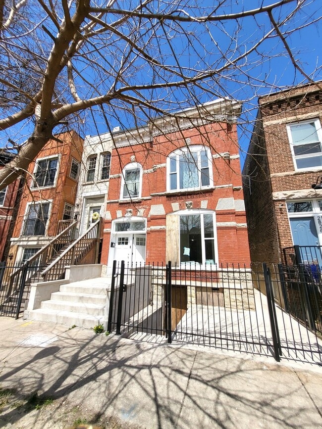 property at 2828 W Fulton St