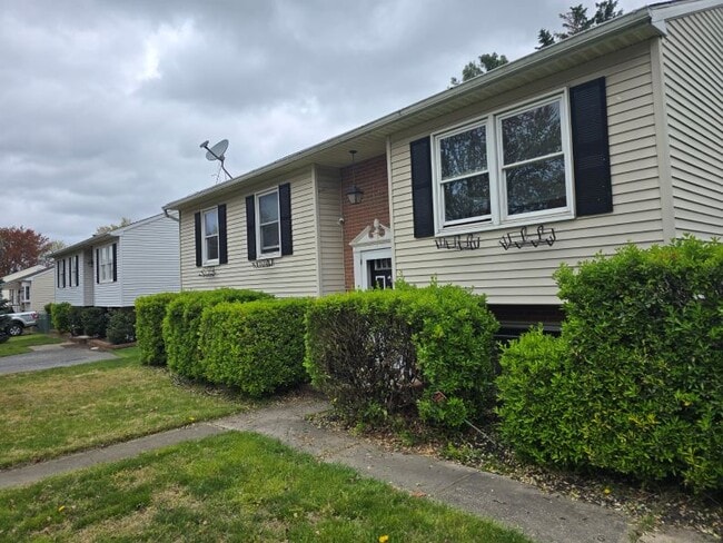 7036 Sollers Point Road in Dundalk, MD - Foto de edificio - Building Photo