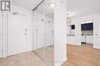 500 Laurier Ave W in Ottawa, ON - Building Photo - Building Photo