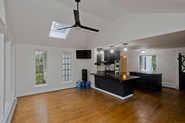 122 Lake St in South Windsor, CT - Building Photo - Building Photo