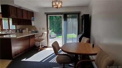 32 Fernridge Rd in West Hartford, CT - Building Photo - Building Photo