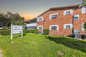 Continental West Apartments in North Miami, FL - Foto de edificio - Interior Photo