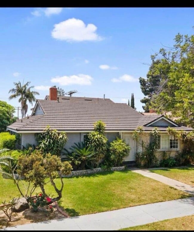 property at 101 W Oakmont Dr