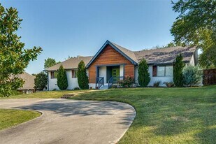 2910 S Country Club Rd in Garland, TX - Building Photo