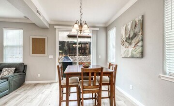 2352 la Villa Way in Redding, CA - Building Photo - Building Photo