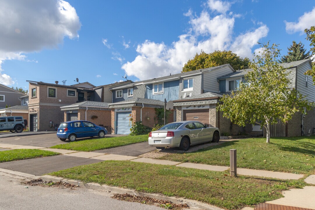 1556 Alwin Cir in Pickering, ON - Building Photo
