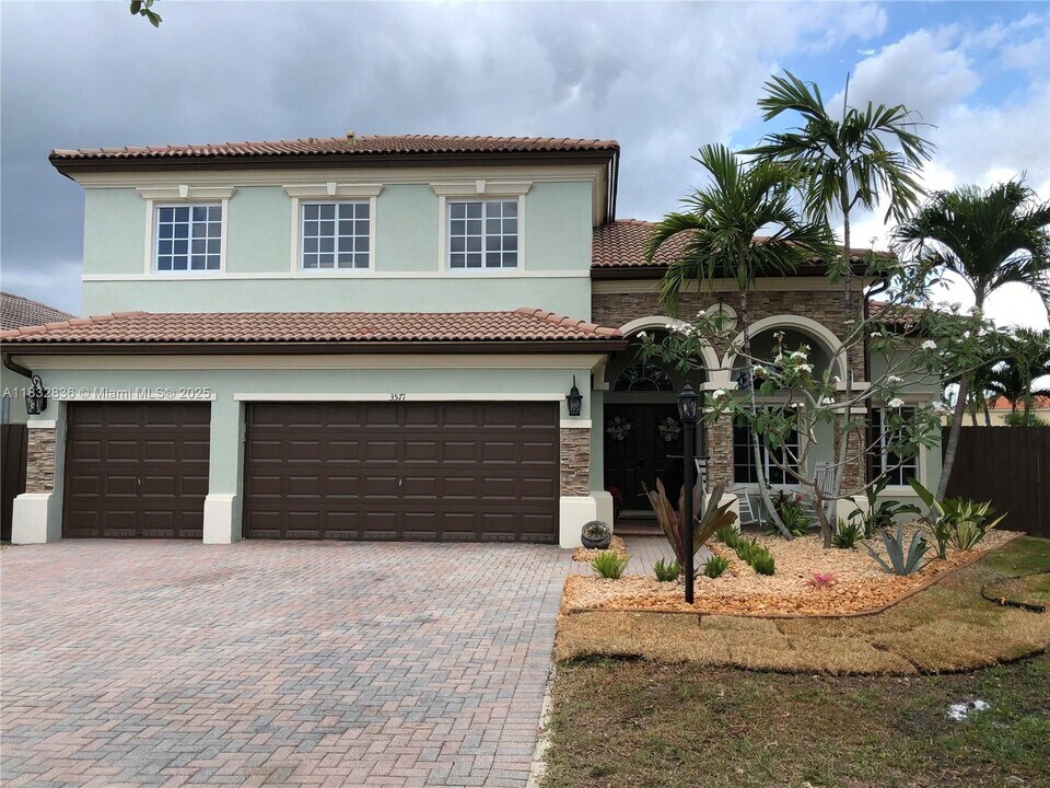 3571 NE 11th Dr in Homestead, FL - Building Photo