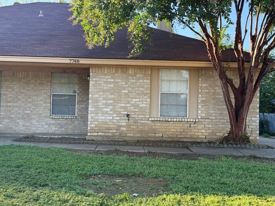 7748-7750 Sable Ln in North Richland Hills, TX - Building Photo