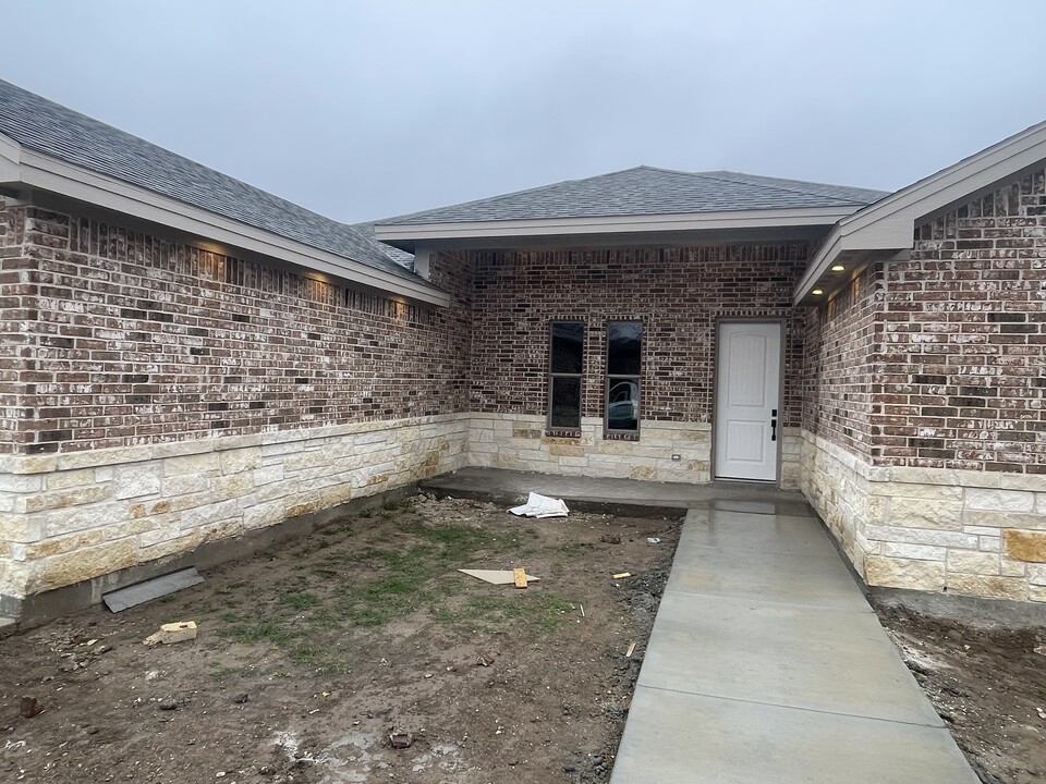 404 Imelda Dr in Eagle Pass, TX - Building Photo