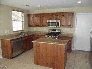 9037 W Victor Creek Ave in Las Vegas, NV - Foto de edificio - Building Photo