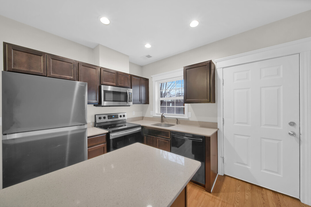 676 E Ferry St, Unit 2 Bedroom in Detroit, MI - Foto de edificio