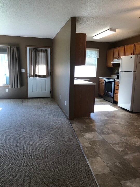130 Park Pl in Salem, SD - Building Photo