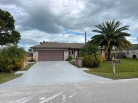 1561 SE Appamattox Terrace in Port St. Lucie, FL - Foto de edificio - Building Photo