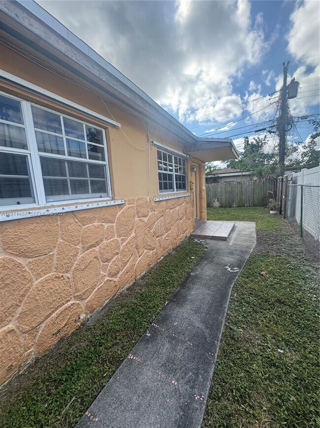 733 NW 4th St in Hallandale Beach, FL - Building Photo - Building Photo