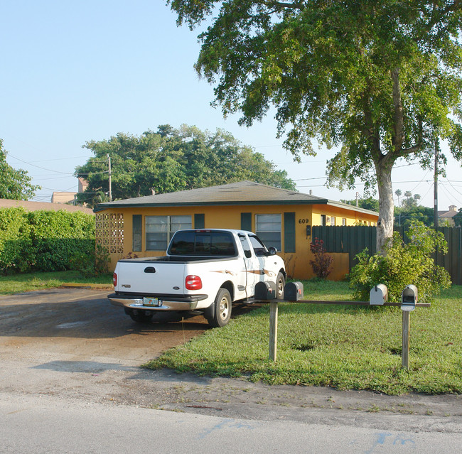 605-609 NW 18th St in Fort Lauderdale, FL - Building Photo - Building Photo