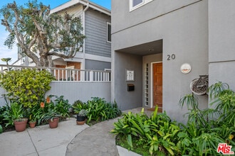 20 Quarterdeck St in Marina Del Rey, CA - Building Photo - Building Photo