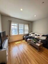 387 W Broadway in Boston, MA - Building Photo - Building Photo