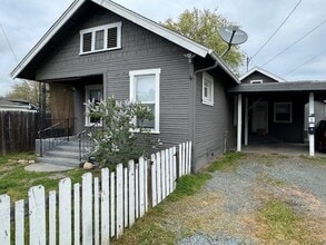 1114 W 8th St in Medford, OR - Building Photo - Building Photo