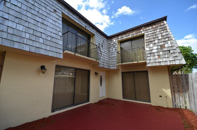 156 Lake Arbor Dr in Palm Springs, FL - Building Photo - Building Photo