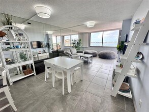 6361 Bahia Del Mar Blvd S in St. Petersburg, FL - Building Photo - Building Photo