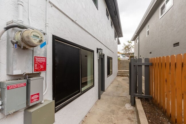 5464 Gilbert Dr in San Diego, CA - Building Photo - Building Photo