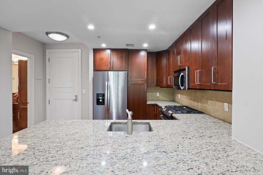 8220 Crestwood Heights Dr in McLean, VA - Foto de edificio