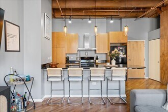 1040 W Adams St, Unit 217 in Chicago, IL - Foto de edificio - Building Photo