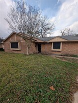 8703 Collingsdale Rd in La Porte, TX - Building Photo