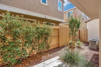 10466 Oboe Way in Elk Grove, CA - Building Photo - Building Photo