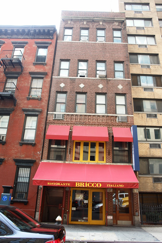 304 W 56th St in New York, NY - Building Photo - Building Photo