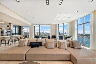 17301 Biscayne Blvd in North Miami Beach, FL - Foto de edificio - Building Photo