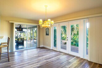 2221 Cape Way in North Fort Myers, FL - Foto de edificio - Building Photo