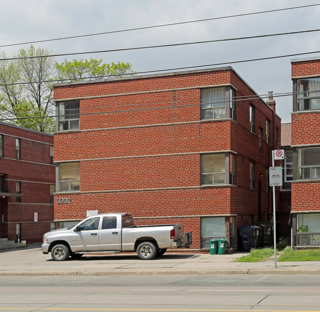 3202 Lake Shore Blvd W in Toronto, ON - Building Photo - Building Photo