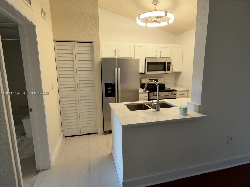 2851 N Oakland Forest Dr, Unit 305 in Oakland Park, FL - Building Photo