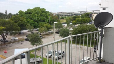 492 NW 165th St in Miami, FL - Building Photo - Building Photo