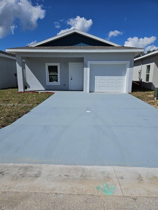 1483 Las Villas Blvd in Sebring, FL - Building Photo