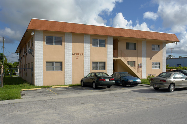 37 W 37th St in Hialeah, FL - Foto de edificio - Building Photo