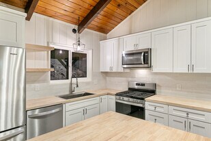 753 Oakmont Ln in Lake Arrowhead, CA - Building Photo