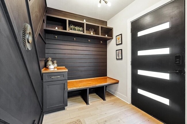 2450 Hillcrest Dr in East Point, GA - Building Photo - Building Photo