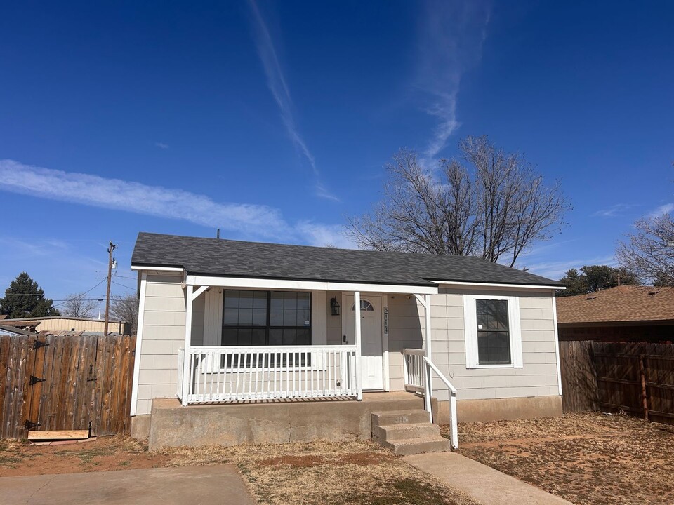 6114 21st St in Lubbock, TX - Building Photo