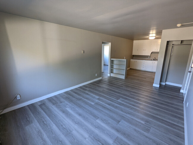 Grey Apartments in Regina, SK - Building Photo - Building Photo