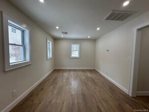 12 Canyon St in Huntington, NY - Building Photo - Building Photo