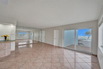 300 Oregon St in Hollywood, FL - Foto de edificio - Building Photo