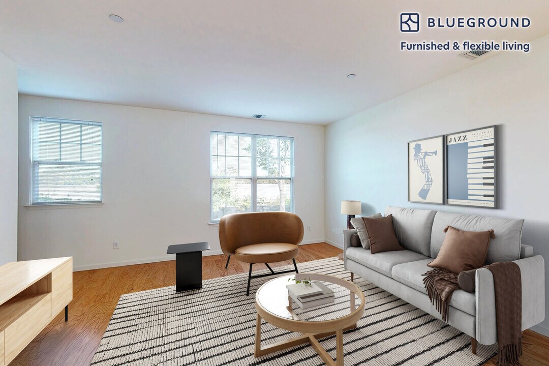 998 Stewart Ave in Garden City, NY - Building Photo