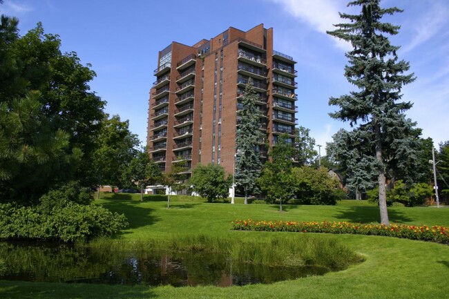 Roxborough Apartments in Ottawa, ON - Building Photo - Building Photo