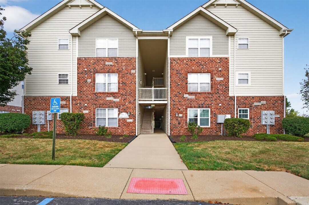 1313 Piedmont Cir in St. Peters, MO - Building Photo