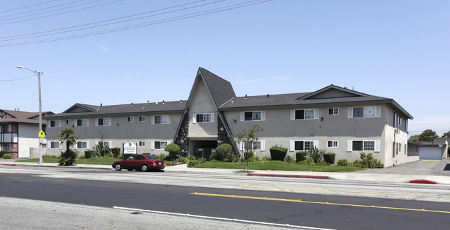 2845 W Ball Rd in Anaheim, CA - Foto de edificio - Building Photo